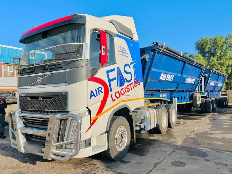 Volvo FH horse coupled to blue Air Fast side-tipper link